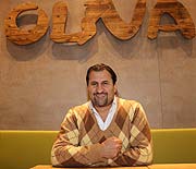  "Oliva" Ali Alkan freut sich über seinen neuen Oliva City Restaurant in der Schwanthalerstr, Ecke Schillerstraße (©Foto:Martin Schmitz)